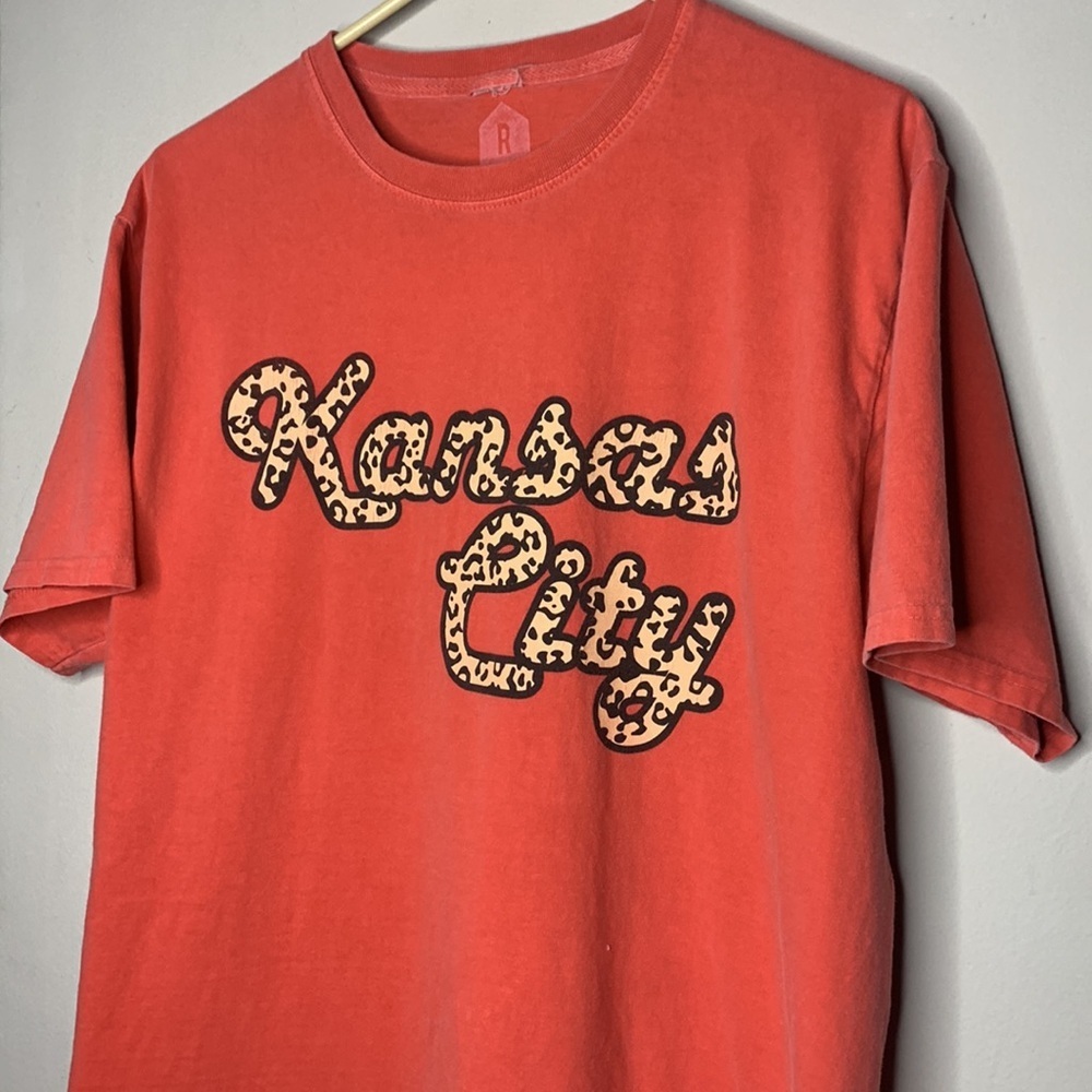 Kansas City Chiefs KC Cheetah Print Lettering Coral Red Short Sleeved Tee sz M - Picture 3 of 10